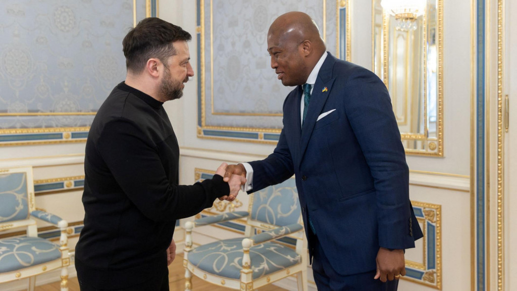 Ukrajinsk&yacute; prezident Volodymyr Zelenskyj v&iacute;ta ghansk&eacute;ho ministra zahraničn&yacute;ch vec&iacute; Samuela Okudzeta Ablakwu. FOTO: Reuters