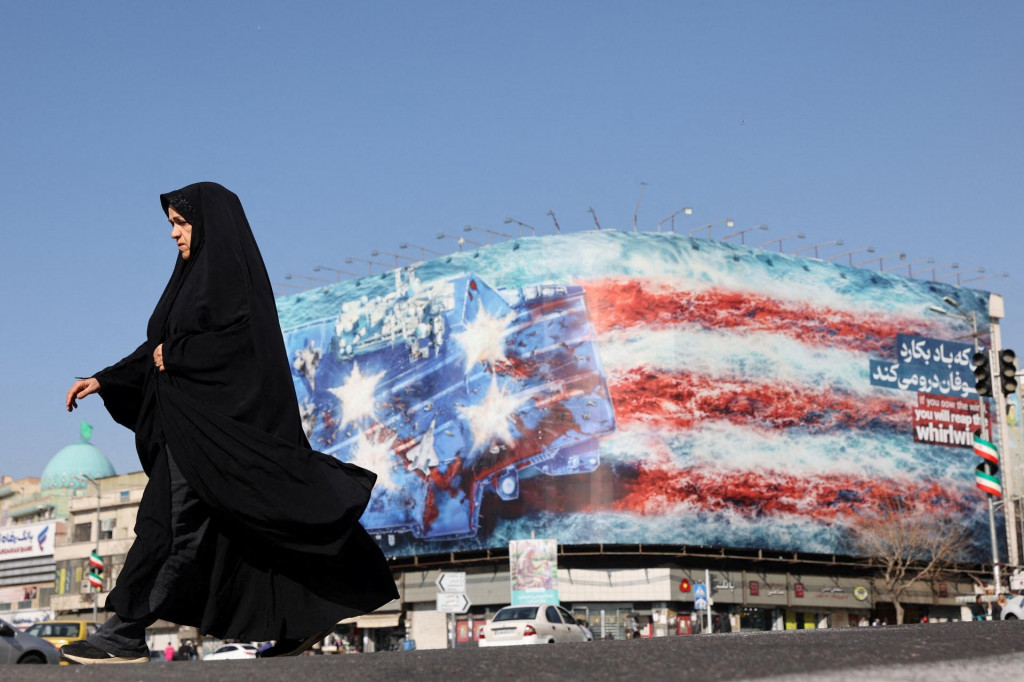 Ir&aacute;nska žena prech&aacute;dza okolo billboardu namieren&eacute;ho proti USA v Teher&aacute;ne. FOTO: Reuters