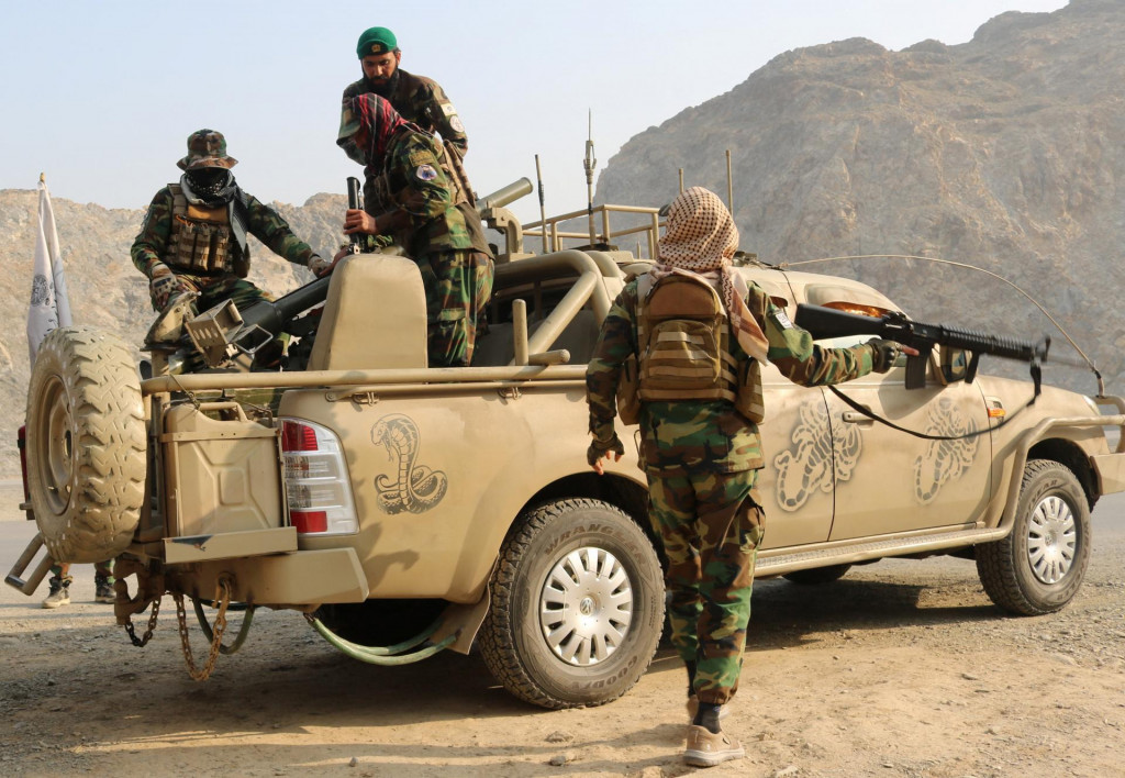 Vojaci Talibanu nab&iacute;jaj&uacute; raketomet do vozidla po prestrelke medzi pakistansk&yacute;mi a afgansk&yacute;mi silami neďaleko hran&iacute;c s Pakistanom. FOTO: Reuters