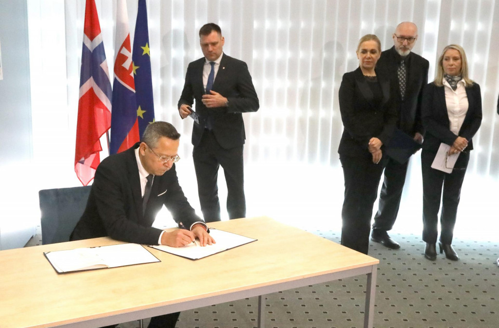 Predstavitelia vl&aacute;dy koncom t&yacute;ždňa nav&scaron;t&iacute;vili hlinik&aacute;reň. Na sn&iacute;mke minister financi&iacute; Ladislav Kamenick&yacute; počas podpisu Memoranda o porozumen&iacute; o opatreniach na podporu v&yacute;roby prim&aacute;rneho hlin&iacute;ka v spoločnosti Slovalco. FOTO: TASR/J. Kro&scaron;l&aacute;k