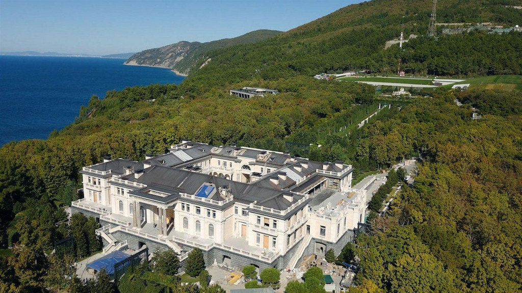 Rusk&yacute; prezident Vladim&iacute;r Putin vlastn&iacute; luxusn&uacute; rezidenciu na pobrež&iacute; Čierneho mora, ktorej v&yacute;stavba st&aacute;la v prepočte takmer 1,2 miliardy eur. FOTO: Pal&aacute;c pre Putina