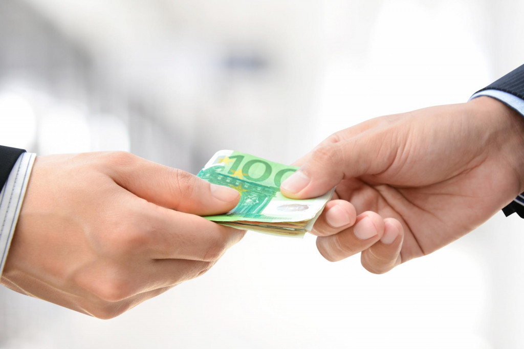 Bežnou chybou je predstava, že limit sa d&aacute; ob&iacute;sť rozdelen&iacute;m platby na viac čast&iacute;.