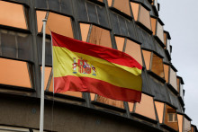 FILE PHOTO: The Spanish flag is seen outside the Constitutional Court building in Madrid, Spain, December 29, 2022. REUTERS/Violeta Santos Moura/File Photo FOTO: VIOLETA SANTOS MOURA
