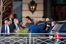 Osobitn&yacute; vyslanec USA Steve Witkoff (piaty zľava) odch&aacute;dza z hotela Bergues v Ženeve, kde sa konali bilater&aacute;lne rokovania Ukrajiny a USA vo &scaron;tvrtok 26. febru&aacute;ra 2026. FOTO: TASR/AP