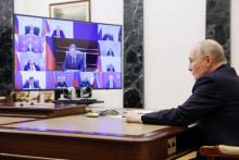 Rusk&yacute; prezident Vladimir Putin sa podľa agent&uacute;ry TASS na diaľku z&uacute;častnil na zasadnut&iacute; ruskej Rady bezpečnosti k situ&aacute;cii okolo Ir&aacute;nu. FOTO: REUTERS