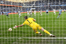 Na sn&iacute;mke v pozad&iacute; vpravo Andaž &Scaron;porar (Slovan) stieľa g&oacute;l z pokutov&eacute;ho kopu brank&aacute;rovi Žigovi Frelihovi (Trnava) v z&aacute;verečnom 22. kole z&aacute;kladnej časti Nik&eacute; ligy &Scaron;K Slovan Bratislava - FC Spartak Trnava. FOTO: TASR/Pavel Neubauer