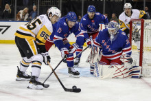 Brank&aacute;r New York Rangers Igor &Scaron;esterkin (31) br&aacute;ni pokusu o strelu na br&aacute;nu od prav&eacute;ho kr&iacute;deln&iacute;ka Pittsburgh Penguins Averyho Hayesa (85) v prvej tretine. FOTO: Wendell Cruz/Imagn Images