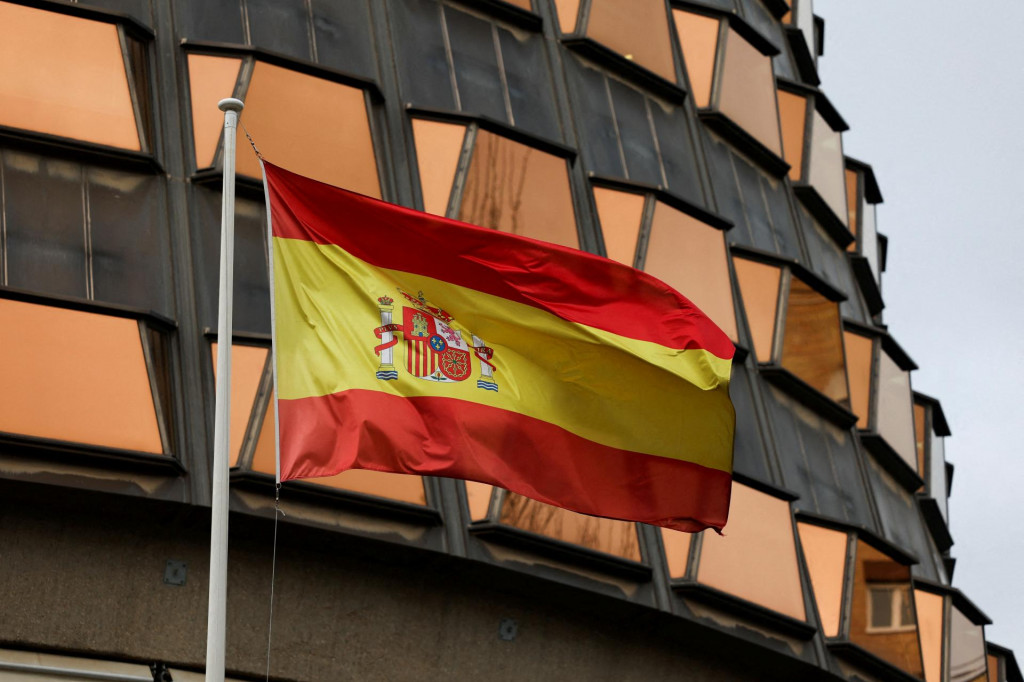FILE PHOTO: The Spanish flag is seen outside the Constitutional Court building in Madrid, Spain, December 29, 2022. REUTERS/Violeta Santos Moura/File Photo FOTO: VIOLETA SANTOS MOURA