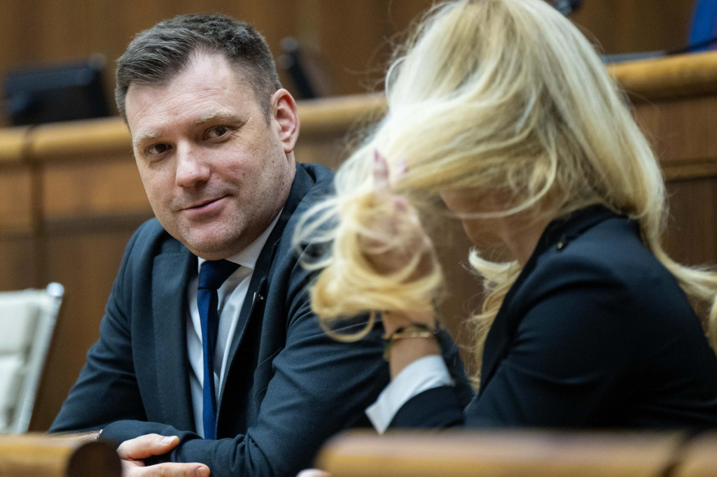 Naľavo minister životn&eacute;ho prostredia Tom&aacute;&scaron; Taraba. FOTO: TASR/Jakub Kotian