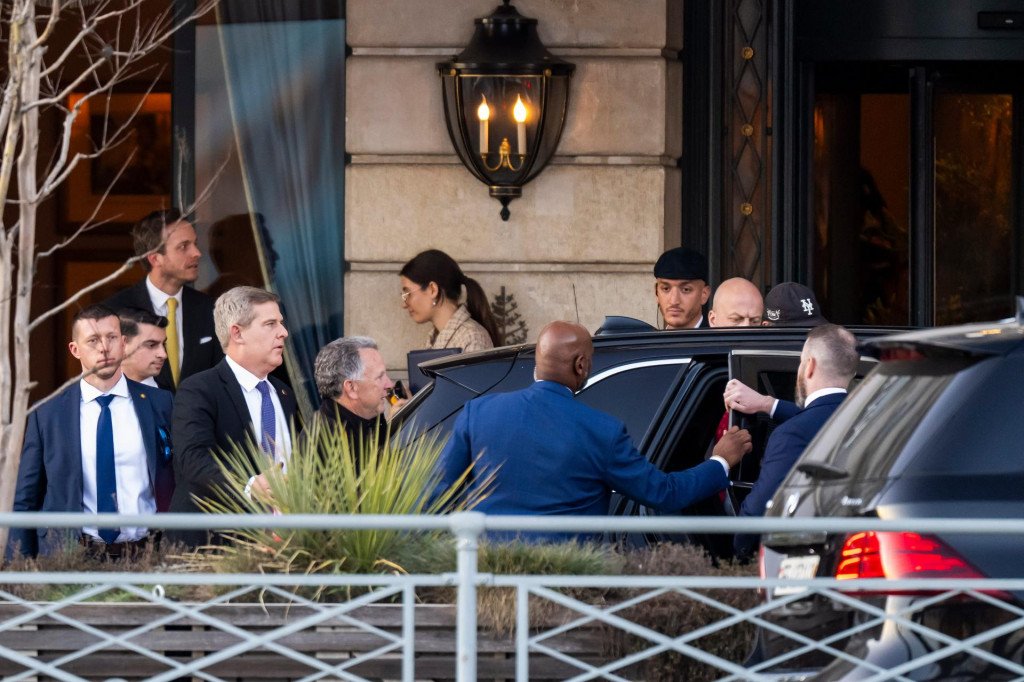 Osobitn&yacute; vyslanec USA Steve Witkoff (piaty zľava) odch&aacute;dza z hotela Bergues v Ženeve, kde sa konali bilater&aacute;lne rokovania Ukrajiny a USA vo &scaron;tvrtok 26. febru&aacute;ra 2026. FOTO: TASR/AP