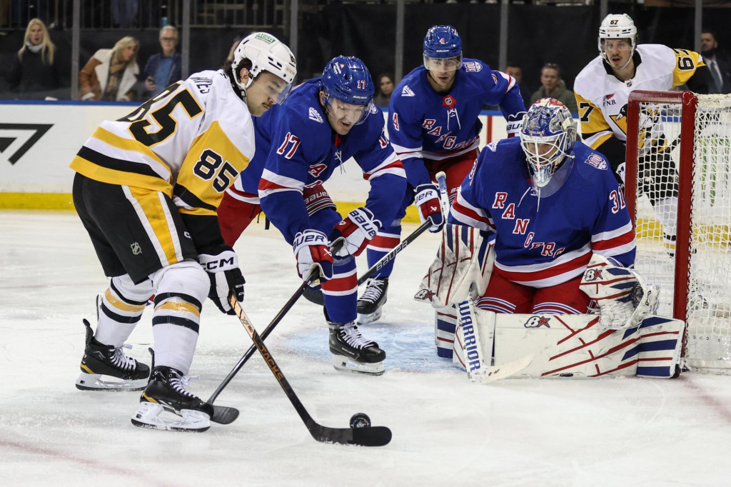 Brank&aacute;r New York Rangers Igor &Scaron;esterkin (31) br&aacute;ni pokusu o strelu na br&aacute;nu od prav&eacute;ho kr&iacute;deln&iacute;ka Pittsburgh Penguins Averyho Hayesa (85) v prvej tretine. FOTO: Wendell Cruz/Imagn Images