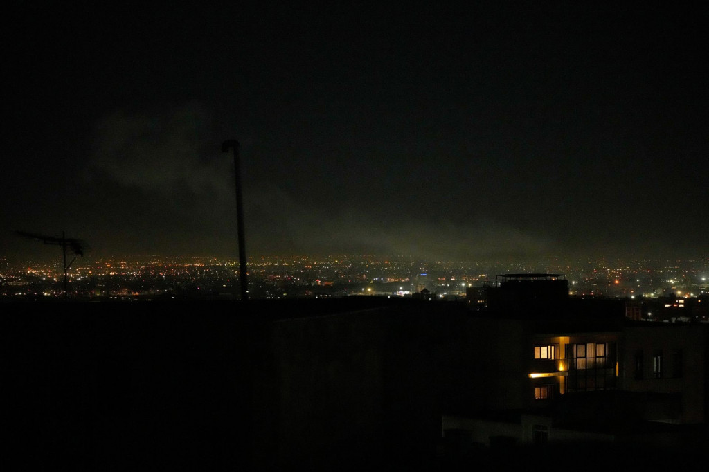 Dym st&uacute;pa na oblohe po expl&oacute;zii v Teher&aacute;ne v sobotu 28. febru&aacute;ra 2026. FOTO: TASR/AP