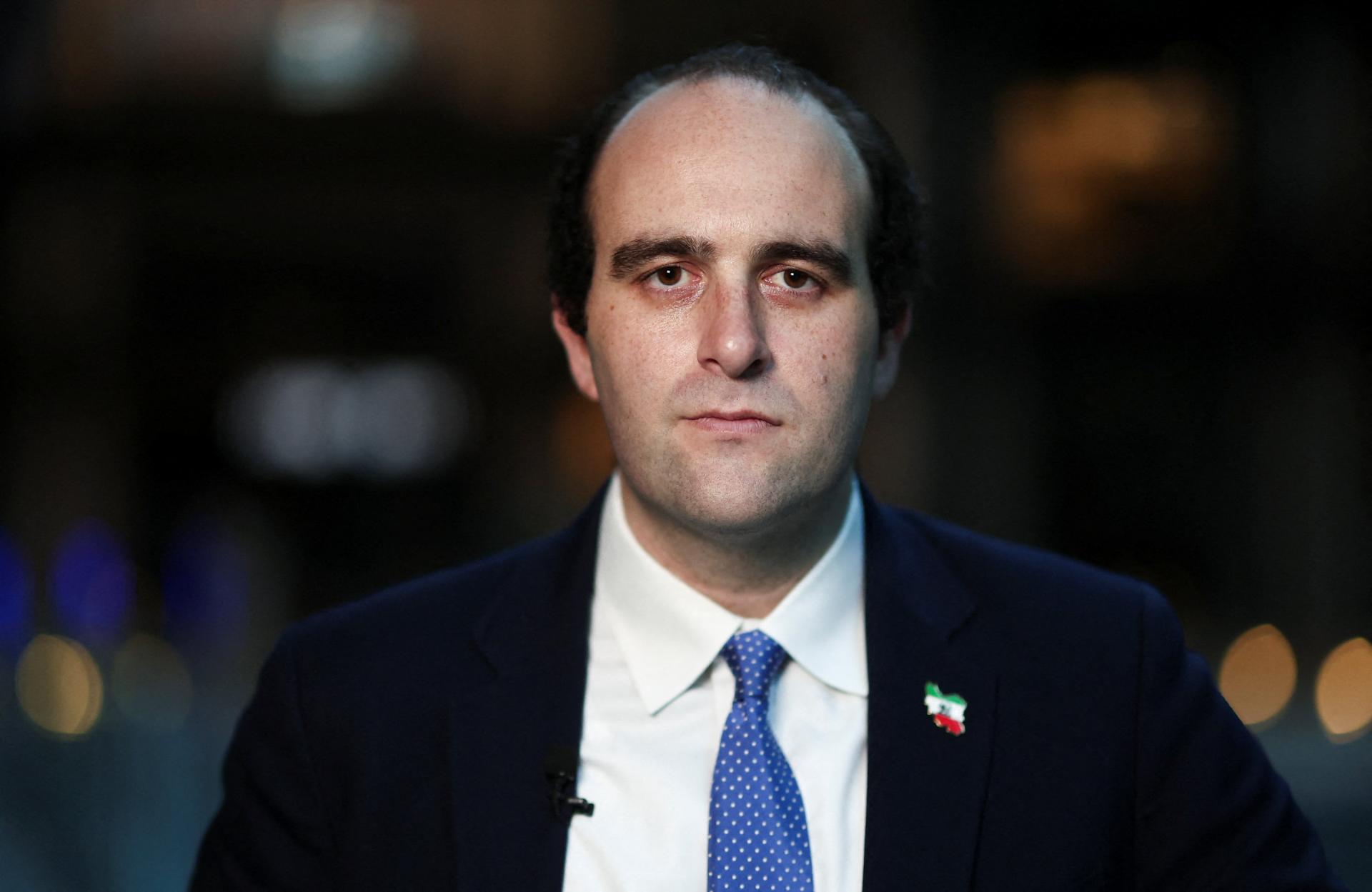 Syn posledn&eacute;ho ir&aacute;nskeho &scaron;acha sa pon&uacute;ka za vodcu krajiny v prechodnom obdob&iacute;