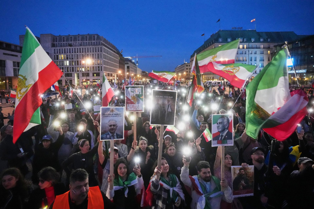 Ľudia protestuj&uacute; počas demon&scaron;tr&aacute;cie na podporu americko-izraelsk&yacute;ch &uacute;tokov na Ir&aacute;n pred americk&yacute;m veľvyslanectvom v Berl&iacute;ne 28. febru&aacute;ra 2026. FOTO: TASR/AP

