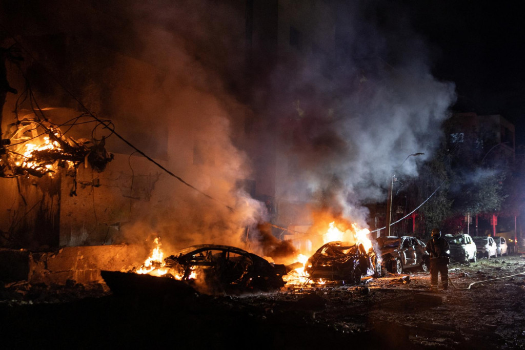Konflikt rozp&uacute;tal vz&aacute;jomn&eacute; ostreľovanie Ir&aacute;nu a Izraelu. Sn&iacute;mka zachyt&aacute;va v sobotu dianie v Tel Avive.

FOTO: REUTERS