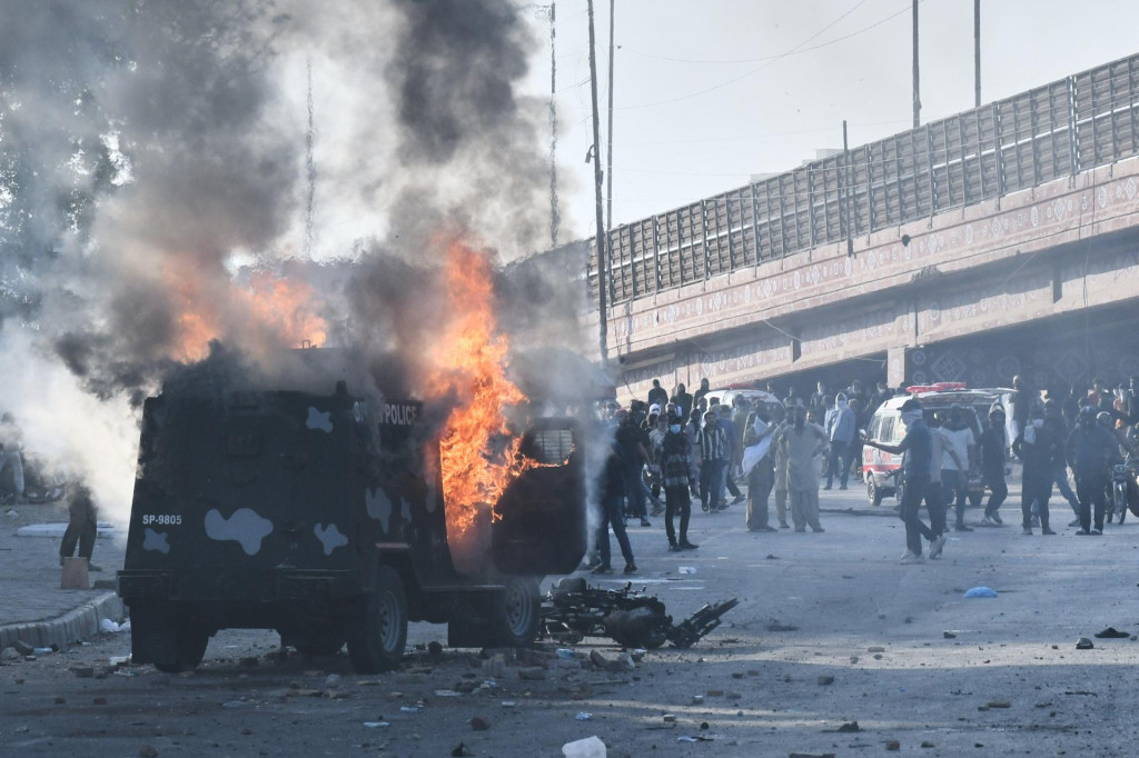 &Scaron;iitsk&iacute; moslimovia zap&aacute;lili obrnen&eacute; vozidlo pakistansk&yacute;ch policajtov počas protestu, ktor&yacute;m ods&uacute;dili zabitie ir&aacute;nskeho najvy&scaron;&scaron;ieho vodcu ajatoll&aacute;ha Al&iacute;ho Chamene&iacute;ho po americko-izraelsk&yacute;ch &uacute;tokoch na Ir&aacute;n, v Kar&aacute;č&iacute; v nedeľu 1. marca 2026. FOTO: TASR/AP
