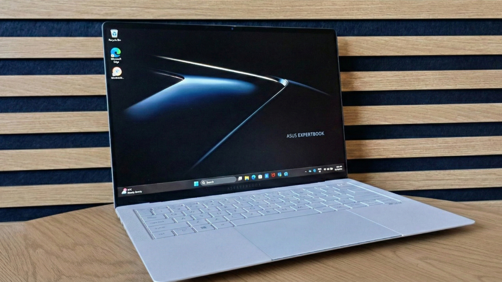 Asus ExpertBook Ultra. FOTO: HN/Richard Prutkay