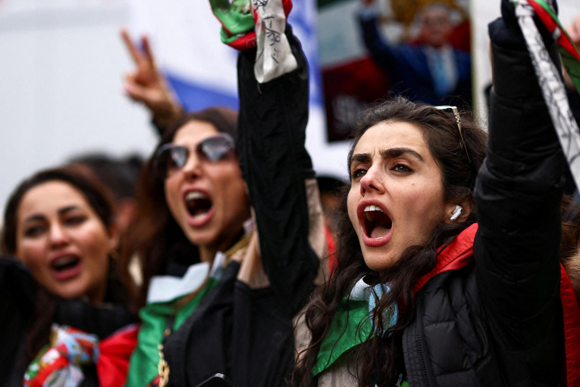 ANALÝZA: Trump skúša v Iráne prevrat na diaľku. My bombardujeme, vy si ich zvrhnite