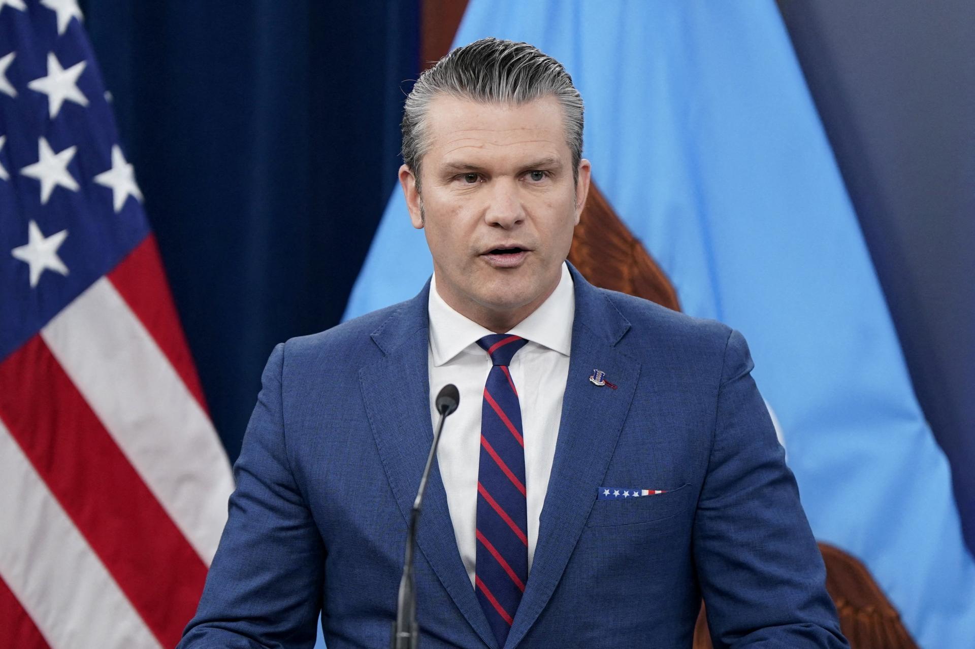 Útoky na Irán nepovedú k nekonečnej vojne, povedal minister obrany USA. Vytýčil ciele americkej operácie