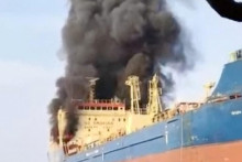 Po&scaron;koden&yacute; tanker pri Om&aacute;ne. FOTO: Reuters