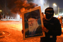 Bagdad. Protesty irack&yacute;ch &scaron;iitov po smrti ir&aacute;nskeho ajatoll&aacute;ha Chamene&iacute;ho. FOTO: Reuters
