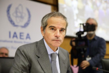 Gener&aacute;lny riaditeľ Medzin&aacute;rodnej agent&uacute;ry pre at&oacute;mov&uacute; energiu Rafael Grossi prich&aacute;dza na &scaron;tvrťročn&eacute; zasadnutie Rady guvern&eacute;rov Medzin&aacute;rodnej agent&uacute;ry pre at&oacute;mov&uacute; energiu. FOTO: TASR/AP