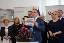Minister pr&aacute;ce Erik Tom&aacute;&scaron; a ministerka hospod&aacute;rstva Denisa Sakov&aacute; reaguj&uacute; na situ&aacute;ciu zamestnancov po stopke Samsungu. FOTO: TASR/O. Hercegh