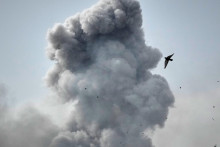 Vt&aacute;k let&iacute; popri dyme st&uacute;paj&uacute;com po &uacute;toku v Teher&aacute;ne. FOTO: TASR/AP