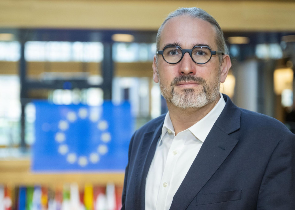 Europoslanec Martin Hojs&iacute;k p&oacute;zuje v budove Eur&oacute;pskeho parlamentu. FOTO: TASR/Jakub Kotian