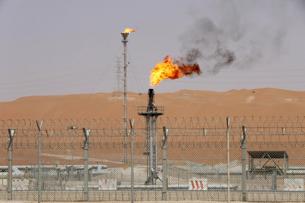 Saudsk&aacute; ropn&aacute; firma Aramco musela odstaviť kľ&uacute;čov&uacute; rafin&eacute;riu po &uacute;toku dronom. FOTO: Ahmed Jadallah