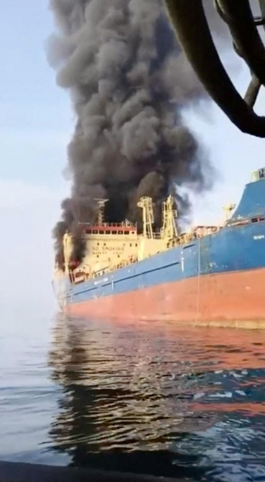 Po&scaron;koden&yacute; tanker pri Om&aacute;ne. FOTO: Reuters