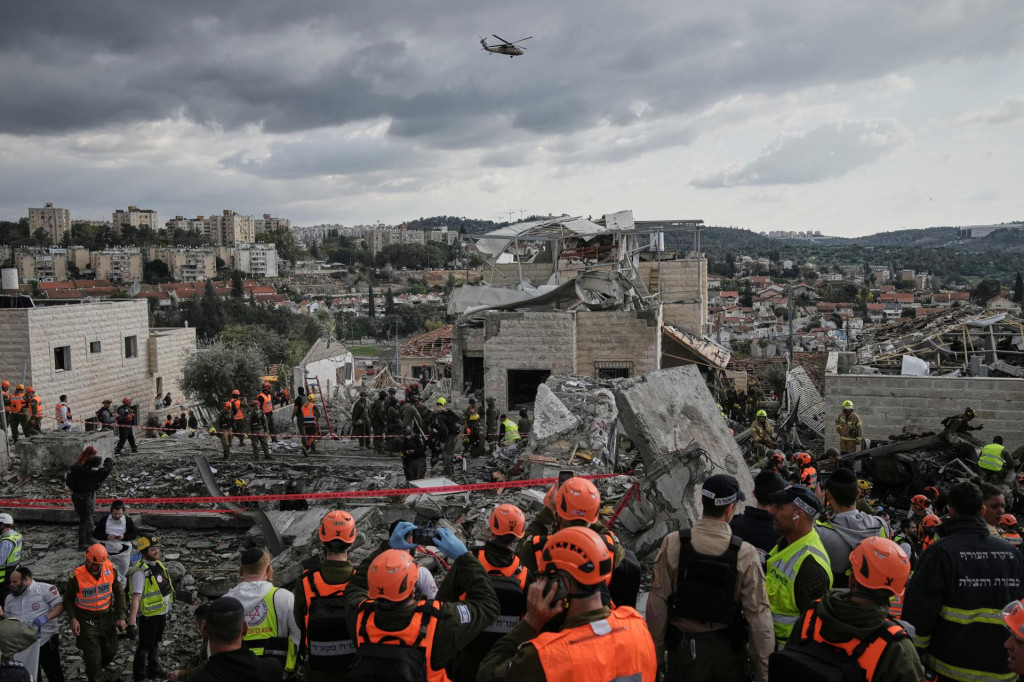 Z&aacute;chran&aacute;ri a vojaci zasahuj&uacute; na mieste, kde zahynulo niekoľko ľud&iacute; po odvetnom &uacute;toku Ir&aacute;nu v meste Bejt &Scaron;eme&scaron;, v centr&aacute;lnom Izraeli 1. marca 2026. FOTO TASR/AP
