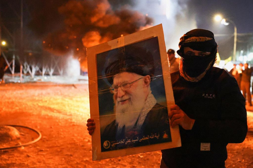 Bagdad. Protesty irack&yacute;ch &scaron;iitov po smrti ir&aacute;nskeho ajatoll&aacute;ha Chamene&iacute;ho. FOTO: Reuters