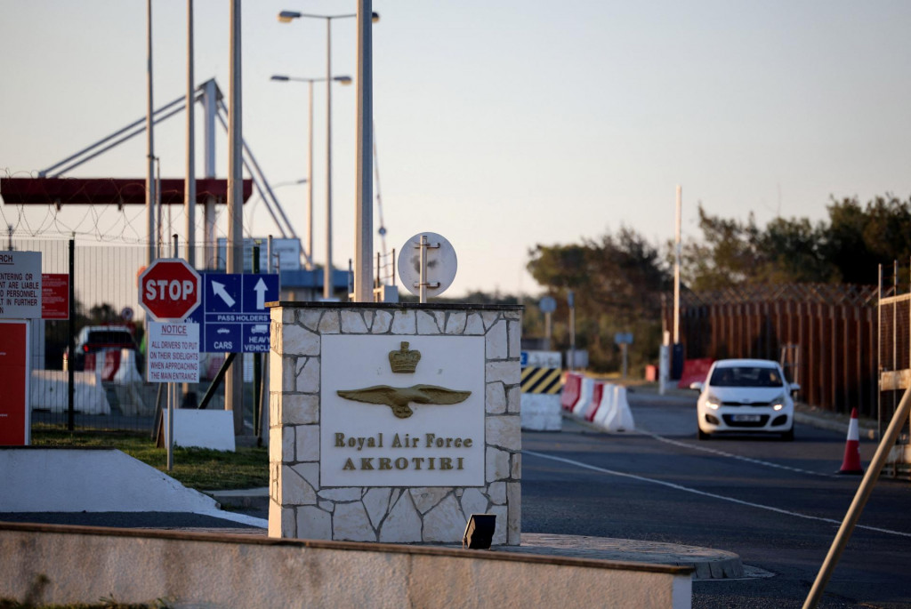Vchod do z&aacute;kladne RAF Akrotiri, britskej suver&eacute;nnej z&aacute;kladne na Cypre. FOTO: Reuters