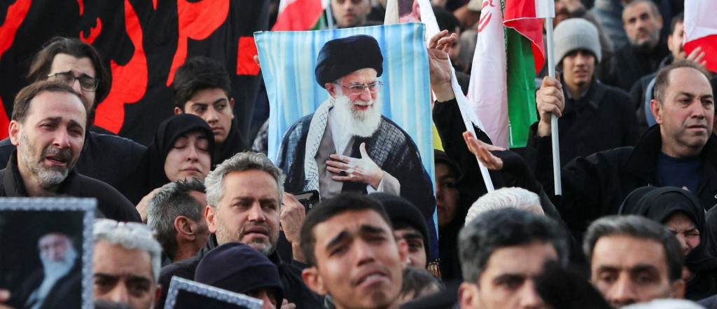 Ľudia sa zhromažďuj&uacute; na n&aacute;mest&iacute; Enghelab v Ir&aacute;ne. FOTO: Reuters