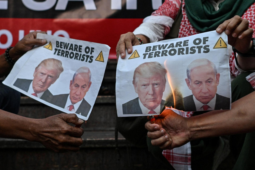 Protestuj&uacute;ci na Filip&iacute;nach p&aacute;lia fotografie americk&eacute;ho prezidenta Donalda Trumpa a izraelsk&eacute;ho premi&eacute;ra Benjamina Netanjahua. FOTO: Reuters