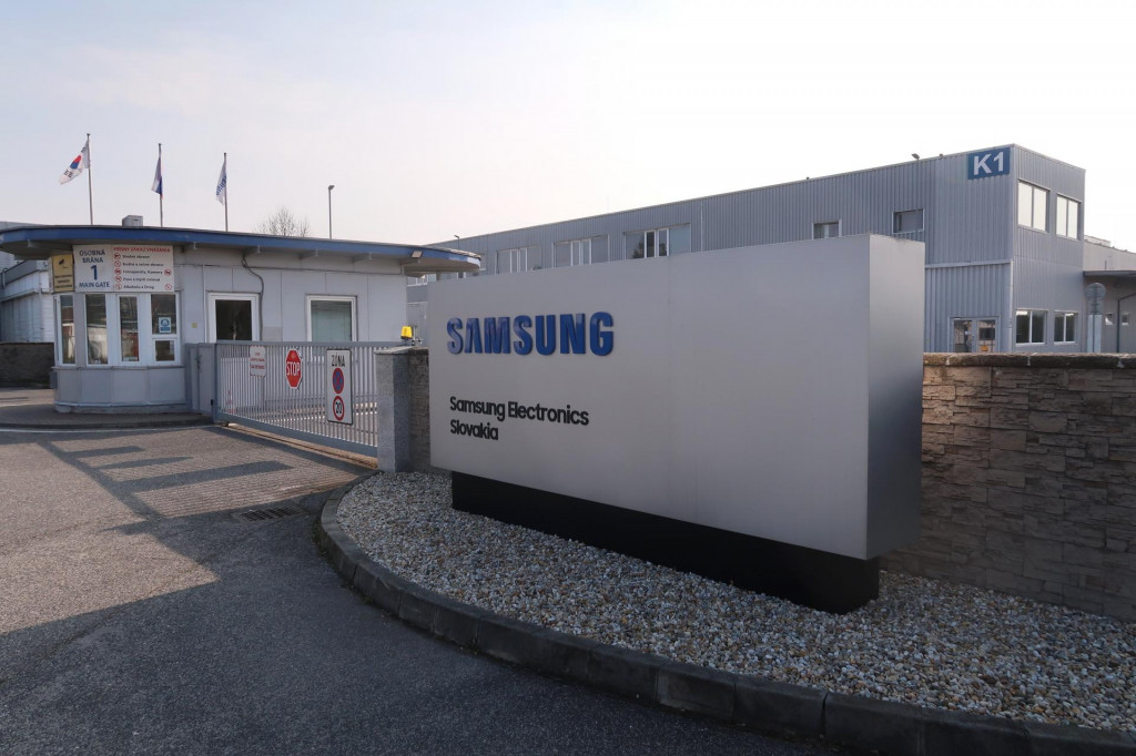 Na sn&iacute;mke vstup do z&aacute;vodu spoločnosti Samsung Electronics Slovakia v Galante. FOTO: TASR/O. Hercegh