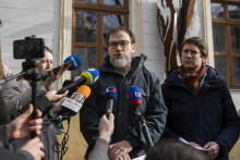 Na sn&iacute;mke &scaron;&eacute;fredaktor a editor Investigat&iacute;vneho centra J&aacute;na Kuciaka (ICJK) Luk&aacute;&scaron; Diko (uprostred) a Pavol Szalai z Report&eacute;rov bez hran&iacute;c. FOTO: TASR/Michal Sv&iacute;tok