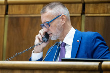 Na sn&iacute;mke podpredseda NRSR Richard Ra&scaron;i (HLAS-SD) počas 46. sch&ocirc;dze N&aacute;rodnej rady SR k n&aacute;vrhom na vyslovenie ned&ocirc;very siedmim ministrom 10. febru&aacute;ra 2026 v Bratislave. FOTO TASR - Jakub Kotian FOTO: Jakub Kotian
