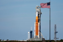 Kozmick&aacute; loď Orion s raketou pre misiu Artemis II