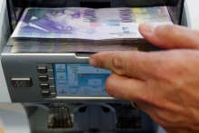 Analytici predpokladaj&uacute;, že spotreba dom&aacute;cnost bude utlmen&aacute;. FOTO: Reuters