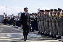 Na sn&iacute;mke prezident Franc&uacute;zska Emmanuel Macron sa pozer&aacute; na čestn&uacute; str&aacute;ž počas pr&iacute;chodu na z&aacute;kladňu jadrov&yacute;ch ponoriek v Crozone vo Franc&uacute;zsku. FOTO: TASR/AP