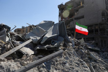 Vlajka Ir&aacute;nu na mieste v Teher&aacute;ne po bombardovan&iacute;.

FOTO: REUTERS