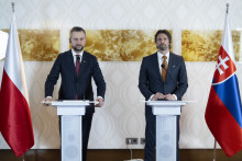Na sn&iacute;mke podpredseda vl&aacute;dy SR a minister obrany Robert Kaliň&aacute;k (vpravo) a podpredseda vl&aacute;dy Poľska a minister obrany Wladyslaw Kosiniak-Kamysz. FOTO: TASR/Maro&scaron; Herc