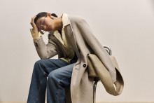 Cena: Form&aacute;lny &scaron;trukt&uacute;rovan&yacute; dvojradov&yacute; kab&aacute;t &ndash; 69,99 &euro;, Žlt&aacute; pruhovan&aacute; ko&scaron;eľa &ndash; 19,99 &euro;, Rovn&eacute; dž&iacute;nsy (midwash) &ndash; 24,99 &euro;