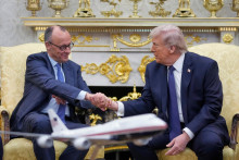 Americk&yacute; prezident Donald Trump si pod&aacute;va ruku s nemeck&yacute;m kancel&aacute;rom Friedrichom Merzom počas ich stretnutia v Ov&aacute;lnej pracovni Bieleho domu vo Washingtone. FOTO: TASR/AP