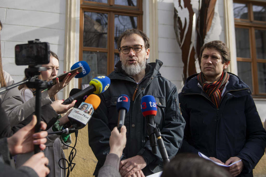 Na sn&iacute;mke &scaron;&eacute;fredaktor a editor Investigat&iacute;vneho centra J&aacute;na Kuciaka (ICJK) Luk&aacute;&scaron; Diko (uprostred) a Pavol Szalai z Report&eacute;rov bez hran&iacute;c. FOTO: TASR/Michal Sv&iacute;tok