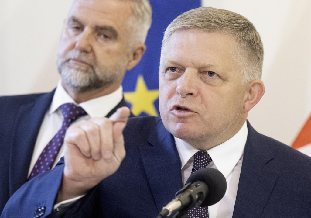 Predseda vl&aacute;dy Robert Fico a podpredseda N&aacute;rodnej rady Tibor Ga&scaron;par. FOTO: TASR/Martin Baumann