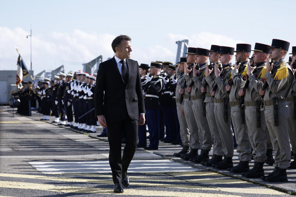 Na sn&iacute;mke prezident Franc&uacute;zska Emmanuel Macron sa pozer&aacute; na čestn&uacute; str&aacute;ž počas pr&iacute;chodu na z&aacute;kladňu jadrov&yacute;ch ponoriek v Crozone vo Franc&uacute;zsku. FOTO: TASR/AP