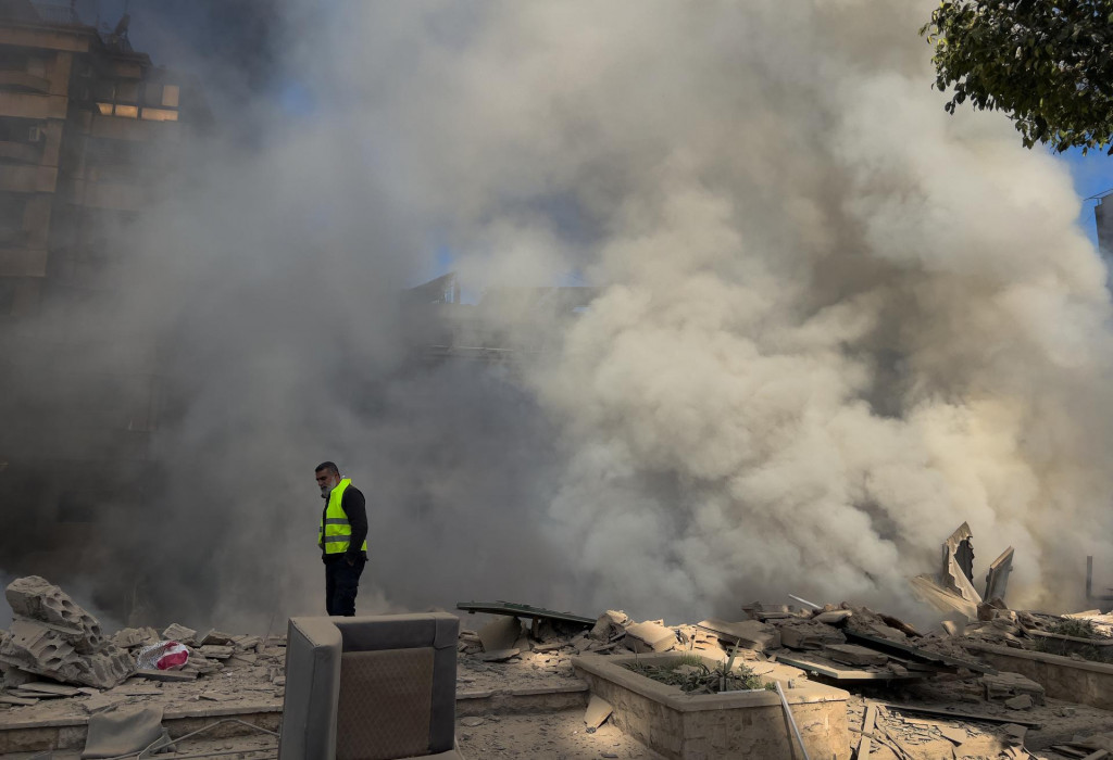 Z&aacute;chran&aacute;r zasahuje po leteckom &uacute;toku izraelskej arm&aacute;dy, ktor&yacute; zasiahol niekoľko budov na južnom predmest&iacute; libanonskej metropoly Bejr&uacute;t. FOTO: TASR/AP